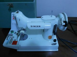 VTG 1950s SINGER SEWING MACHINE 221K FEATHER WEIGHT WHITE and CASE/GREAT BRITAIN 3