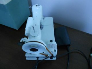 VTG 1950s SINGER SEWING MACHINE 221K FEATHER WEIGHT WHITE and CASE/GREAT BRITAIN 5