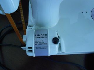 VTG 1950s SINGER SEWING MACHINE 221K FEATHER WEIGHT WHITE and CASE/GREAT BRITAIN 7