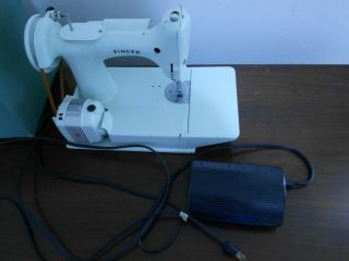VTG 1950s SINGER SEWING MACHINE 221K FEATHER WEIGHT WHITE and CASE/GREAT BRITAIN 9