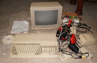 Commodore Amiga A500 Vintage Personal Home Computer Games Monitor Keyboard