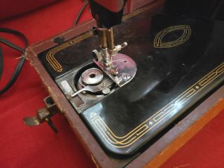 1956 Vintage Singer Portable Sewing Machine Model 99 - 31 W/Case 2
