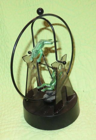 Vintage 90s Kinetic PERPETUAL MOTION Spinning FROGS Decor Desk Toy Magnetic 2