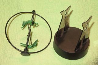 Vintage 90s Kinetic PERPETUAL MOTION Spinning FROGS Decor Desk Toy Magnetic 3