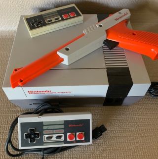 Vintage Nintendo Entertainment System Nes W/ Gun,  2 Controllers,  24 Games