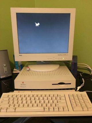 Vintage Macintosh Performa 475