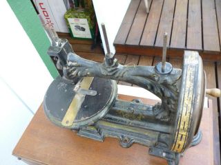 Very Rare W.  F Thomas & co London sewing machine No.  1 hand crank 1800 ' s 5
