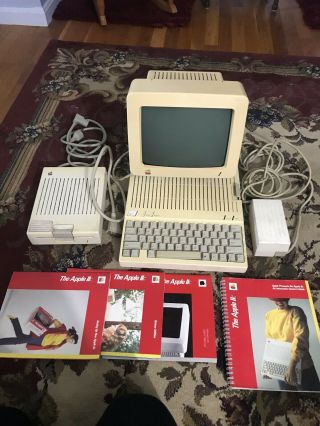 Vintage Apple Iic Model A2s4000 Computer W/monitor & Stand,  Disk Llc A2m4050