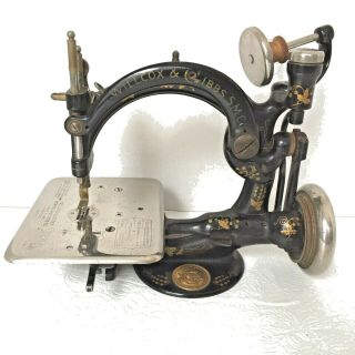 Willcox & Gibbs Antique Sewing Machine 1913 Chain Stitch Brass Medallion Display