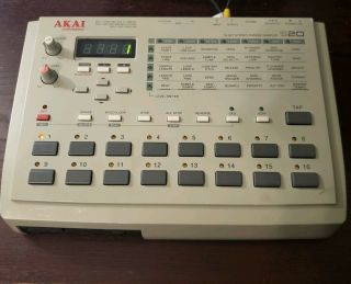 Akai S20 16 - Bit Stereo Phrase Sampler (vintage)