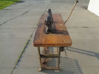VINTAGE 1930 ' S SINGER INDUSTRIAL SEWING MACHINE MODEL 31 - 15 WITH TABLE AND MOTOR 2