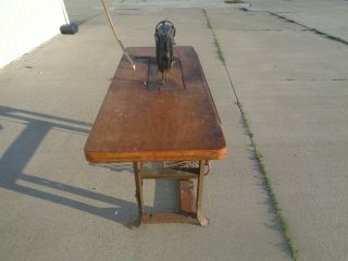 VINTAGE 1930 ' S SINGER INDUSTRIAL SEWING MACHINE MODEL 31 - 15 WITH TABLE AND MOTOR 4