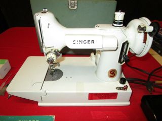Vintage Singer Feather Weight White 1964 221k Sewing Machine