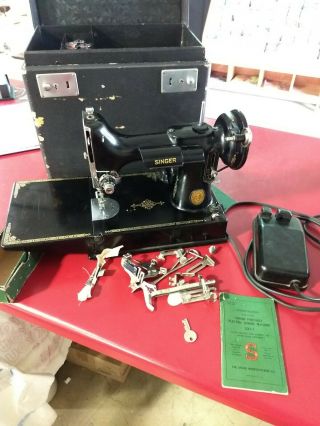 Singer 221 Featherweight Vintage Sewing Machine W/ Case And Access.