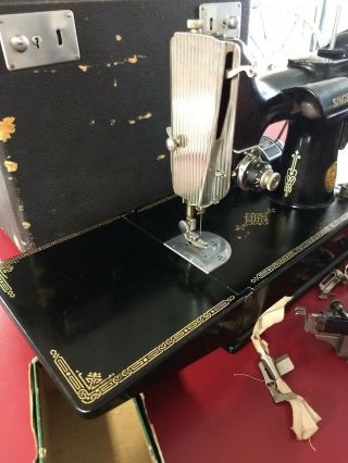 Singer 221 Featherweight Vintage Sewing Machine W/ Case and Access. 3