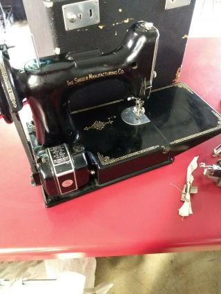Singer 221 Featherweight Vintage Sewing Machine W/ Case and Access. 6