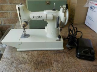 Vintage Singer White Featherweight Sewing Machine 221k Made In Great Britain