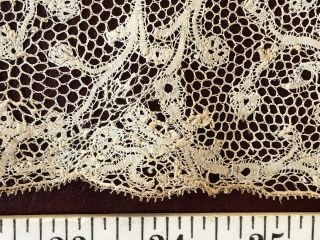 Long Late 17th C.  Flemish bobbin lace deep furnishing flounce COLLECTOR 11