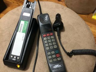 Vintage 1980’s Motorola Ultra Classic Ii Brick Phone With Charger & Car Charger
