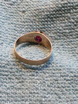 Vintage 10k yellow gold ring with red center stone. 2