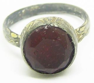 16th century Renaissance silver - gilt finger ring with ruby glass gemstone 2