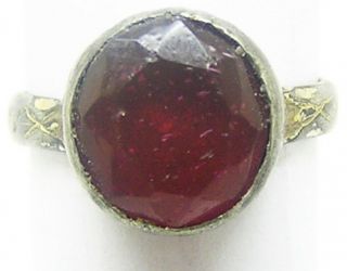 16th century Renaissance silver - gilt finger ring with ruby glass gemstone 7