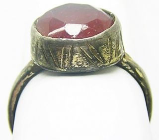 16th century Renaissance silver - gilt finger ring with ruby glass gemstone 8