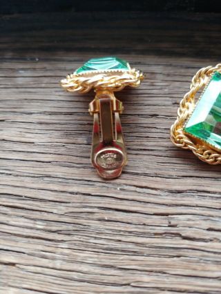 Vintage Hattie Carnegie Gold Tone Green Rhinestone Clip Earring Valentine SIGNED 5