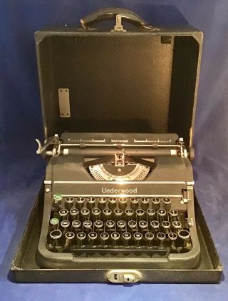 Vintage Underwood Universal Portable Typewriter With Case