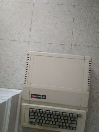 Vintage Apple II 2E Computer A2S2064 3