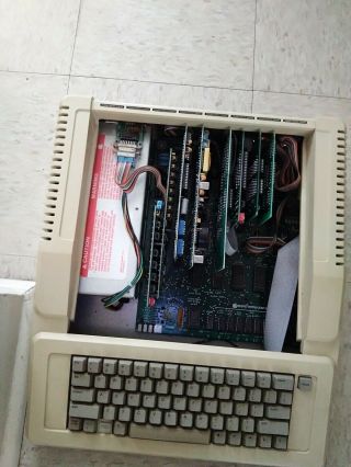 Vintage Apple II 2E Computer A2S2064 4
