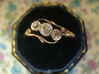 & Finely Crafted Antique Art Deco: 3 Sparkling Diamonds 18ct Gold Ring