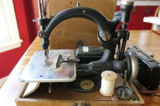 Wilcox & Gibbs Antique Automatic Chain - Stitch Sewing machine 1930s 3