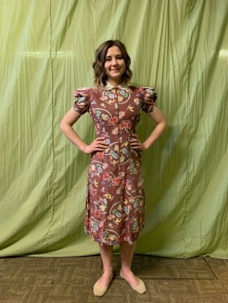 1940s Vintage Brown Floral Dress With White Collar And Front Zipper.  Size 0