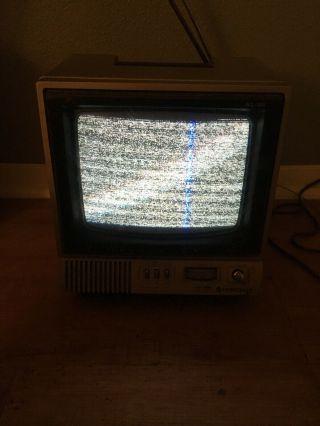 Vintage 1984 Hitachi Solid State Color Box TV Receiver CU - 110 Size 9” Screen 2