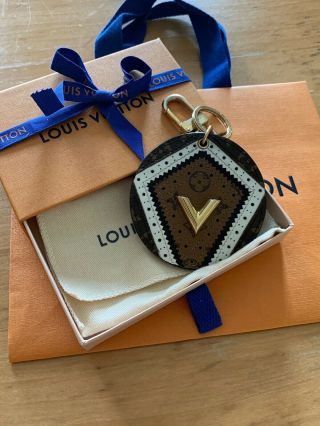 Louis Vuitton Monogram Brogue V Key Chain Holder Bag Charm M1916 Authentic Rare