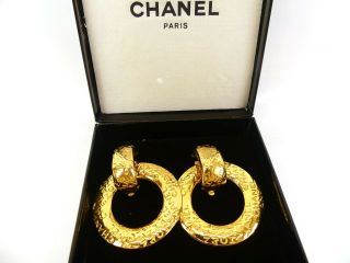 R1824 Auth Chanel Vintage Gold Plated Round Cc Logo Clip On Dangling Earring