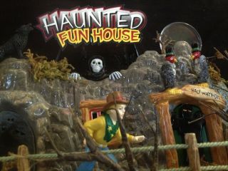 Vintage Dept.  56 Spooky Haunted Fun House Box 2001 8 - 3/4 " H