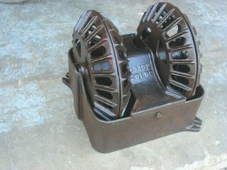 Vintage Hog Pig Oiler Dual Rotary Wheel Cast Iron Livestock Equipment