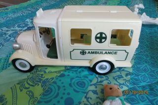 Sylvanian Family Calico Critters Ambulance With Paramedic
