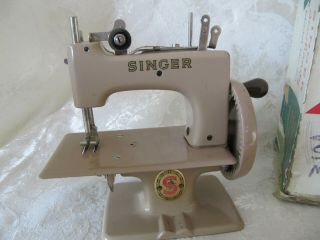 Vintage Singer Sewhandy Model 20 Sewing Machine w/Box 3