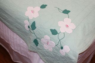 Vintage Hand Stitched Cotton Quilt Appliqued Dogwood Flowers On Green 74x92