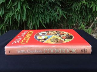 The 1969 Betty Crocker (FIRST PRINTING) “Pie Cover” Hardcover Cookbook Vintage 3
