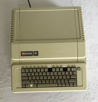 Vintage Apple Iie A2s2064 Desktop Computer System Powers On