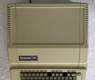 Vintage Apple IIe A2S2064 Desktop Computer System Powers On 2