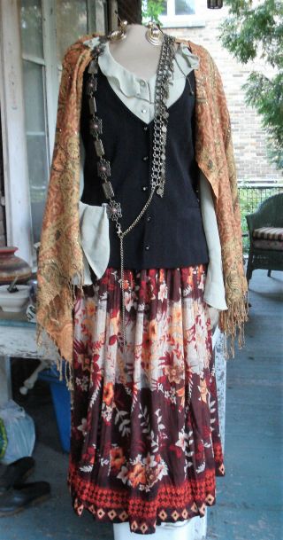 Gypsy Queen Skirt,  Blouse,  Vest,  Shawl,  Earrings,  Chains.  Canada 20 - 22 / Us Xxl