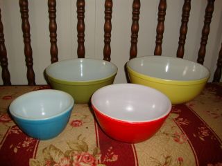 Set Of 4 Vintage Pyrex Nested Mixing Bowls.  Yellow,  Green,  Red And Blue.