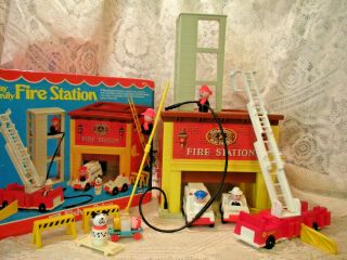 Vintage Fisher Price Play Family Little People Fire Station 928 Iob With Hoses