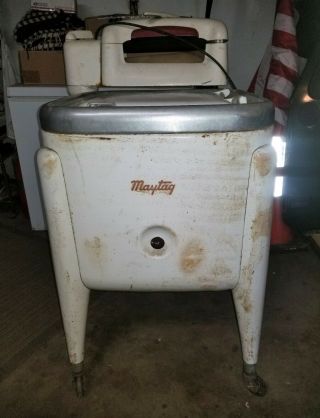 Vintage Maytag Washing Machine With Hand Wringer