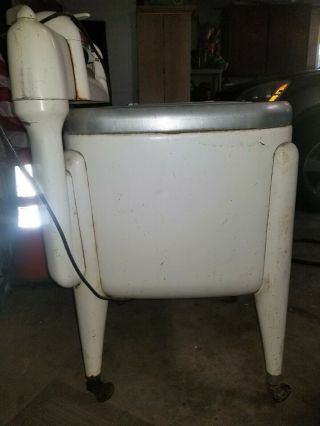 Vintage Maytag Washing Machine with Hand Wringer 3